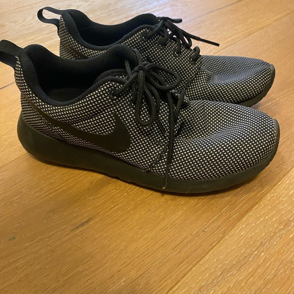 Nike Roshe size 5